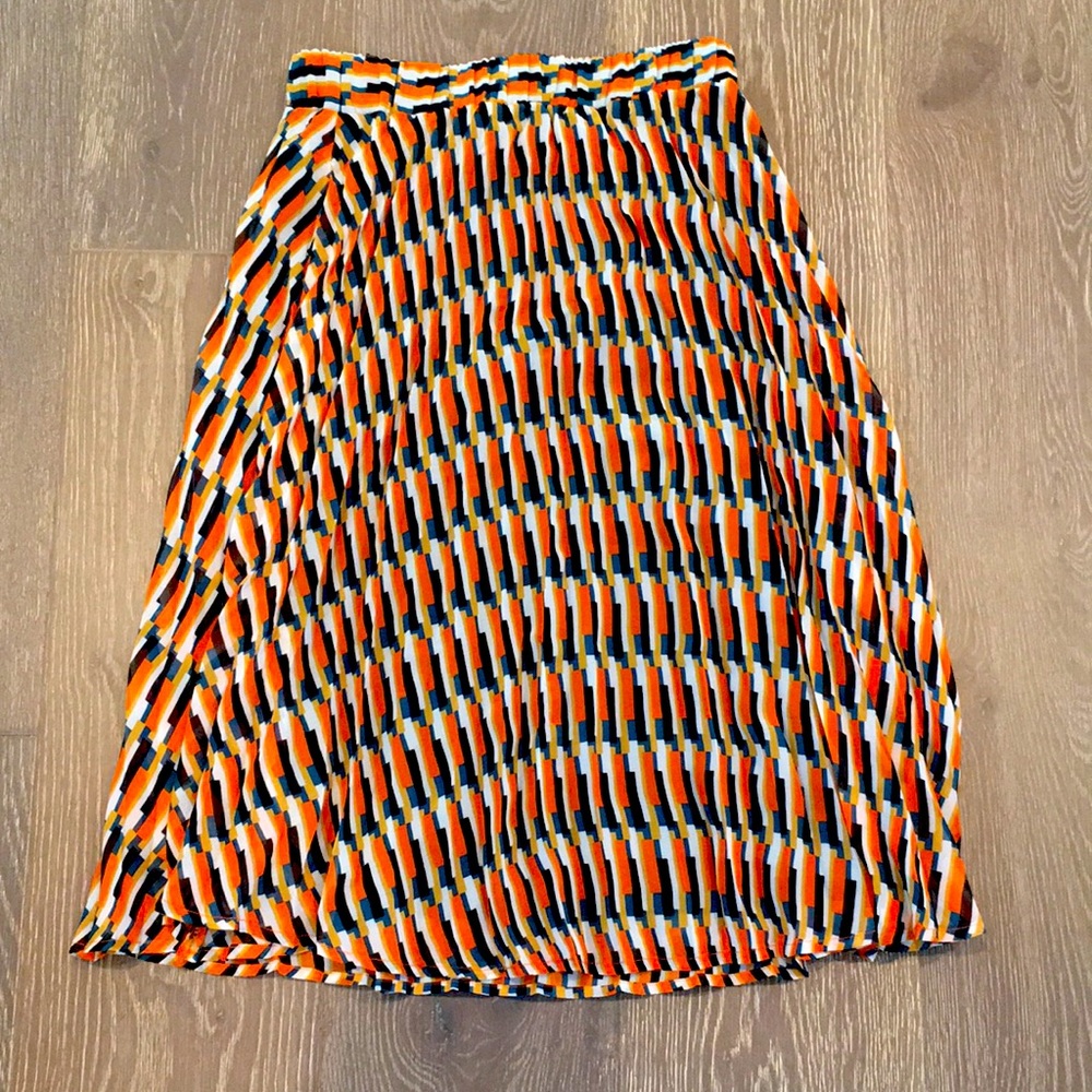 NWT FOREVER21 mid length pleated skirt with elastic waistband. Size XS.